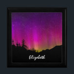 Boîte À Souvenirs aurores boréales Aurora Borealis étoile ciel<br><div class="desc">Un magnifique paysage nocturne. Les montagnes et les arbres apparaissent comme une silhouette noire contre un affichage lumineux et vif des aurores boréales scintillant au-dessus. Ce ciel nocturne excitant brille de rose,  de violet et de jaune.</div>
