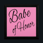 Boîte À Souvenirs Babe d'honneur<br><div class="desc">Bébé d'honneur Un cadeau parfait pour la bonne ou le chef d'honneur qui est dans votre mariage et mérite ce petit quelque chose d'supplémentaire.</div>