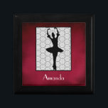 Boîte À Souvenirs Ballerina Silhouette sur un Motif de mandala du co<br><div class="desc">Une silhouette d'une ballerine posant sur le bout de ses orteils avec les mains surélevées au-dessus de sa tête. Entouré d'un look dentelle, le coeur noir et blanc et le motif de mandala en forme de fleur. Placez-vous sur un arrière - plan rouge royal. Personnalisez avec un nom ou des...</div>