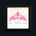Boîte À Souvenirs Bijoux noir rose Tiara Golden Stars Personnalisé<br><div class="desc">Cette boîte Bijoux/Trinket en bois noir avec un arrière - plan White & Golden stars et une grande tiare rose au centre. Nom d'échantillon personnalisé de "Kate" pour vous de changer à votre propre choix. Gardez vos bijoux ou vos petits pains dans cette jolie boîte. Parfait pour votre princesse. Customisez...</div>