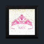 Boîte À Souvenirs Bijoux noir rose Tiara Golden Stars Personnalisé<br><div class="desc">Cette boîte Bijoux/Trinket en bois noir avec un arrière - plan White & Golden stars et une grande tiare rose au centre. Nom d'échantillon personnalisé de "Kate" pour vous de changer à votre propre choix. Gardez vos bijoux ou vos petits pains dans cette jolie boîte. Parfait pour votre princesse. Customisez...</div>