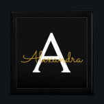 Boîte À Souvenirs Black Gold Modern Script Girl Monogramme Nom<br><div class="desc">Noir et or Simple script Monogramme Nom Bijoux Garde boîte. Cela fait le cadeau parfait de remise de diplômes,  anniversaire,  mariage,  douche nuptiale,  anniversaire,  baby shower ou bachelorette pour quelqu'un qui aime le luxe glam et les styles chic.</div>