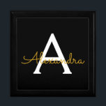 Boîte À Souvenirs Black Gold Modern Script Girl Monogramme Nom<br><div class="desc">Noir et or Simple script Monogramme Nom Bijoux Garde boîte. Cela fait le cadeau parfait de remise de diplômes,  anniversaire,  mariage,  douche nuptiale,  anniversaire,  baby shower ou bachelorette pour quelqu'un qui aime le luxe glam et les styles chic.</div>