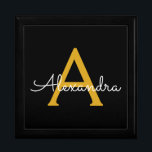 Boîte À Souvenirs Black Gold Modern Script Girl Monogramme Nom<br><div class="desc">Noir et or Simple script Monogramme Nom Bijoux Garde boîte. Cela fait le cadeau parfait de remise de diplômes,  anniversaire,  mariage,  douche nuptiale,  anniversaire,  baby shower ou bachelorette pour quelqu'un qui aime le luxe glam et les styles chic.</div>