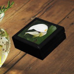 Boîte À Souvenirs Blanc Calla Lilies Floral<br><div class="desc">Magasinez des bijoux,  des bijoux et d'autres petits commerçants dans cette boîte cadeau en bois avec tuiles en céramique qui présente une photo de deux magnifiques Lys Calla blancs avec leur feuillage vert. Un joli design floral ! Sélectionnez la taille et la couleur de votre boîte cadeau.</div>