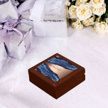 Boîte À Souvenirs Bleu agate marbre rose or nom script<br><div class="desc">Une agate en or bleu foncé et rose, gravure en pierre de marbre comme arrière - plan Personnalisez et ajoutez votre nom. Le nom est écrit avec un script de style moderne écrit à la main avec des swashes. Pour que les swashes ne suppriment que le nom de l'échantillon, laissez...</div>
