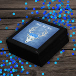Boîte À Souvenirs Bleu tête cerf blanc mystique yeux Antler Roses<br><div class="desc">Cette boîte en bois pour bijoux,  bijoux ou cadeaux a une tête de cerf blanc mystique avec trois jolis roses bleus sur la tête avec de grands bois et des yeux bleus sur un arrière - plan bleu brumeux. Customisez votre texte avec le modèle.</div>