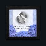 Boîte À Souvenirs Blue Hydrangeas Photo Mariage boîte cadeau<br><div class="desc">Une boîte cadeau d'hydrangée bleue chic pour répondre à vos invitations de mariage. Entièrement personnalisable et prêt à personnaliser le texte, la police et les couleurs comme vous l'avez rêvé. Si vous avez besoin d'aide pour ce design, veuillez me contacter et je serai heureux de vous aider. Parfait comme cadeau...</div>