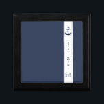 Boîte À Souvenirs Blue Wave Mariage Wht/Navy Best Man ID836<br><div class="desc">Cette élégante suite de mariage présente un style nautique classique et un style épuré et minimaliste. Des vagues stylistiques dans les teintes allant de l'aqua au bleu marine et une illustration d'hippocampe apportent des accents uniques. Un arrière - plan bleu marine et une bande verticale blanche avec une fine tuyauterie...</div>