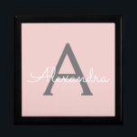 Boîte À Souvenirs Blush Pink Grey Modern Script Girly Monogram<br><div class="desc">Blush Pink and Grey Script simple Monogramme Nom Bijoux Boîte à conservation. Cela fait le cadeau parfait de remise de diplômes,  anniversaire,  mariage,  douche nuptiale,  anniversaire,  baby shower ou bachelorette pour quelqu'un qui aime le luxe glam et les styles chic.</div>