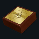 Boîte À Souvenirs Boîte à cadeaux du cinquantenaire Mariage d'or rel<br><div class="desc">Un design d'images Digitalbcon avec une couleur dorée douce satinée et un thème de design religieux avec une variété d'images, de formes, de motifs, de styles et de polices personnalisés dans cette boîte à cadeaux "Religious Golden 50th Mariage Anniversary" unique en son genre. Ce design doré, doux et satiné, est...</div>