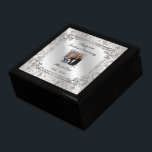 Boîte À Souvenirs Boîte à cadeaux photo du 60e anniversaire de l'Mar<br><div class="desc">Un design d'images Digitalbcon avec un thème de couleur diamant et argent brillant avec une variété d'images, de formes, de motifs, de styles et de polices personnalisées dans cette boîte à cadeaux photo "Anniversaire des Mariages Diamants" unique en son genre. Ce design coloré et élégant est accompagné d'une notice photo...</div>