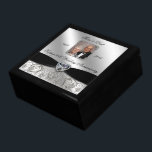 Boîte À Souvenirs Boîte à cadeaux photo pour le 60e anniversaire de<br><div class="desc">Un design d'images Digitalbcon avec un Ruban de Satin Noir, un Cadre Flourish de Diamond et Platinum avec une variété d'images, de formes, de motifs, de styles et de polices personnalisés dans cette boîte à cadeaux photo unique "Anniversaire de Mariage Diamant". Ce design élégant et attrayant est accompagné d'une image...</div>