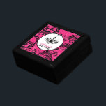 Boîte À Souvenirs Boîte à miniature pour lustre blanc rose<br><div class="desc">Cette boîte de rangement personnalisée, moderne et tendance rose chaud, noir et blanc de lustre de salle de bal dispose d'un motif arrière - plan de rouleaux rose et noir orné qui serait un cadeau idéal pour vos plagistes mariages pour stocker leurs bijoux ou leurs souvenirs. Customisez le texte pour...</div>