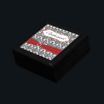 Boîte À Souvenirs Boîte à miniature rouge, noir, blanc Damas<br><div class="desc">Cette boîte à bijoux en damas noir et blanc personnalisable a un ruban FAUX rouge et broche à bijoux dessus. Vous pouvez changer le mot "Bridesmaid" en n'importe quel membre de la fête de mariage dont vous avez besoin, comme le nom du récipiendaire, leur monogramme, ou simplement "Merci". Si vous...</div>