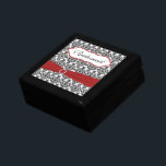 Boîte À Souvenirs Boîte à miniature rouge, noir, blanc Damas<br><div class="desc">Cette boîte à bijoux en damas noir et blanc personnalisable a un ruban FAUX rouge et broche à bijoux dessus. Vous pouvez changer le mot "Bridesmaid" en n'importe quel membre de la fête de mariage dont vous avez besoin, comme le nom du récipiendaire, leur monogramme, ou simplement "Merci". Si vous...</div>