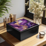 Boîte À Souvenirs Boîte à Montre, Encre D'Alcool D'Or Violet<br><div class="desc">Une belle boîte à bijoux design à l'encre d'alcool violet et or. Le produit est personnalisable,  mettez n'importe quel nom ou phrase que vous voudriez sur lui. Fait un grand cadeau de gardien ou de boîte de montre.</div>
