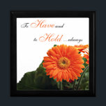 Boîte À Souvenirs Boîte à nageoire pour anniversaire de Gerbera Dais<br><div class="desc">Cette boîte à bijoux en noir et blanc personnalisable contient un tas de marguerites en gerbera orange vif, et la phrase "Avoir et tenir", qui en ferait une boîte cadeau d'anniversaire mariage idéal pour stocker un cadeau d'anniversaire surprise, ou laissez-le être le cadeau lui-même pour votre personne spéciale pour stocker...</div>