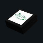 Boîte À Souvenirs Boîte à Trinette aux Shamrocks blancs et verts<br><div class="desc">Cette boîte à bijoux personnalisée en vert émeraude et blanc de la femme d'honneur a quatre shamrocks en feuille, ainsi qu'un endroit à customiser avec un nom, des initiales ou un autre texte. Si vous avez des demandes de modification ou avez besoin d'aide pour customiser ce texte, envoyez un courriel...</div>