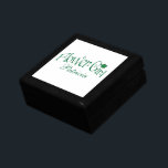 Boîte À Souvenirs Boîte à Trinette Fille Shamrock Verte, Blanc<br><div class="desc">Cette boîte à bijoux personnalisée en vert émeraude et blanc Flower Girl a un shamrock à quatre feuilles, avec un endroit à customiser avec un nom, des initiales ou d'autres textes. Si vous avez des demandes de modification ou avez besoin d'aide pour customiser ce texte, envoyez un courriel à niteowlstudio@gmail.com....</div>
