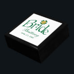 Boîte À Souvenirs Boîte à Trinket Shamrock Verte, Blanche, Or<br><div class="desc">Cette boîte à bijoux personnalisée couleur vert émeraude et blanc Flower Girl a une parties scintillant en or FAUX et un shamrock à quatre feuilles chanceux, ainsi que des taches à customiser avec le nom de la Mariée et la date mariage. Il ferait une belle douche ou un cadeau fiançailles...</div>