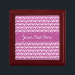 Boîte À Souvenirs Boîte cadeau Coeurs roses, personnaliser<br><div class="desc">Customisez en modifiant le champ de texte. Vous pouvez également modifier la police et la taille de la police en utilisant le bouton "customiser" et en cliquant sur le champ de texte. Voir mon magasin plus d'articles et choix de couleurs de ce design.</div>
