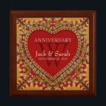 Boîte À Souvenirs Boîte cadeau d'anniversaire de Mariage rouge Golde<br><div class="desc">Boîtes en bois avec carrelage personnalisable : Bordures en dentelle d'inspiration bohème dorée et dorée d'or riche et de rouge vif - Exquise et élégante coutume de mariage, anniversaire ou fiançailles présent. Personnalisez avec des noms, date d'anniversaire et monogramme ou numéros - fait dans une merveilleuse boîte cadeau en bois...</div>