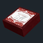 Boîte À Souvenirs Boîte-cadeau de l'anniversaire de la dentelle roug<br><div class="desc">Dentelle d'art fractal unique et stylisée en rouge et blanc - Exquise et élégante coutume de mariage, anniversaire ou fiançailles présent. Personnalisez-vous avec les noms, la date d'anniversaire et le monogramme ou les numéros - fait en une magnifique boîte cadeau en bois pour garder des bijoux, des babioles pour vos...</div>