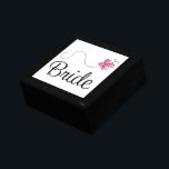 Boîte À Souvenirs Boîte-cadeau de souvenir de mariage de jeune<br><div class="desc">Le beau papillon rose pour vos membres de partie nuptiales vient sur cette boîte à bijoux de souvenir de mariage de jeune mariée. La boîte de tuile et en bois est rayée et a la pièce pour des souvenirs de jour du mariage, un cadeau spécial ou l'article de bijoux. Elle...</div>