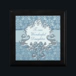 Boîte À Souvenirs Boîte cadeau Elephant damas "fille" argent/bleu<br><div class="desc">Jolie boîte cadeau style damassé chic. Conçu avec un peu de torsion, d'éléphants subtils qui est associé à la chance, la fortune, la protection et est une bénédiction sur tous les nouveaux débuts. Parfait pour présenter un cadeau spécial supplémentaire pour votre fille. La boîte de cadeaux dit : "À ma...</div>