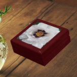 Boîte À Souvenirs Boîte Cadeau Floral Peony Blanc<br><div class="desc">Magasinez des bijoux, des bijoux et d'autres petits commerçants dans cette boîte cadeau en bois avec carreaux en céramique qui présente l'image photo d'une grande fleur de pivoine d'arbre blanc avec des fusées centrales violettes foncées. Un joli design floral ! Sélectionnez la taille et la couleur de votre boîte cadeau....</div>