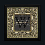 Boîte À Souvenirs Boîte cadeau Mariage d'anniversaire de l'or noir b<br><div class="desc">Design d'inspiration baroque Damask avec texte personnalisable et monogramme. Une dentelle noire très design et dorée. Un mariage élégant et personnalisé, un anniversaire ou un fiançailles présent. Personnalisez avec des noms, date d'anniversaire et monogramme ou numéros - fait dans une merveilleuse boîte cadeau en bois pour garder des bijoux, des...</div>