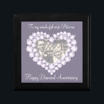 Boîte À Souvenirs Boîte cadeau mariage en diamant de coeur<br><div class="desc">Joli effet graphique diamant garde trinket boîte cadeau. Parfait pour présenter un cadeau spécial supplémentaire pour votre femme lors d'un anniversaire spécial de 60 ans de mariage de diamant ou d'autres occasions spéciales. La boîte cadeau dit : "À ma merveilleuse femme Patricia. Happy Diamond Anniversary peut être customisé avec votre...</div>