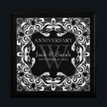 Boîte À Souvenirs Boîte-cadeau pour l'anniversaire de la dentelle no<br><div class="desc">Dentelles uniques et élégantes d'inspiration créative en noir blanc et gris argenté - Exquise et élégante couture de mariage, anniversaire ou fiançailles présent. Personnalisez-vous avec les noms, la date d'anniversaire et le monogramme ou les numéros - fait en une magnifique boîte cadeau en bois pour garder des bijoux, des babioles...</div>