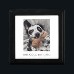 Boîte À Souvenirs Boîte de conservation de photos de chien personnal<br><div class="desc">Une boîte de conservation de photos de chien attachante avec un chien avec son jouet préféré et la légende : "notre bon garçon" avec le nom de votre chien. Personnaliser pour chien garçon ou fille.</div>