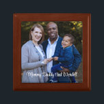 Boîte À Souvenirs Boîte de conservation de photos de famille<br><div class="desc">Une boîte de conservation de photo familiale. Remplacez cet exemple d'espace réservé par votre propre photo de famille.</div>