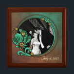 Boîte À Souvenirs Boîte de conservation de photos mariage<br><div class="desc">Elégante boîte en bois, avec couvercle en carrelage graphique. Joli graphisme d'un arrière - plan marron et vert marron, avec un espace photo circulaire, décoré de fleurs. Le texte personnalisé, en bas, est prêt à personnaliser pour lire tout ce que vous voulez. Ajoutez votre propre photo et texte mariage pour...</div>