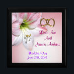 Boîte À Souvenirs Boîte de conservation mariage<br><div class="desc">Boîte de conservation mariage avec aquarelle amaryllis fleurs sur toile look arrière - plan avec les noms et la date du couple mariage. Un cadeau parfait pour la mariée et le marié pour sauver les souvenirs de leur journée spéciale. Customisez avec les noms et la date. Vous pouvez également modifier...</div>