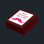 Boîte À Souvenirs Boîte de conservation pour la moustache rose<br><div class="desc">Ce design musclé est parfait pour les couples qui veulent ajouter une touche d'humour et de personnalité à leur papeterie mariage. Le design pourrait également être utilisé sur une variété de produits, comme les faveurs de fête, les décorations et d'autres accessoires mariages. Les couleurs et éléments graphiques audacieux feront ressortir...</div>