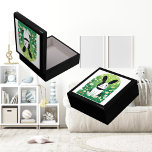 Boîte À Souvenirs Boîte de garde pour bijoux lapin noir et blanc<br><div class="desc">Un mignon lapin noir et blanc dans un champ de fleur sauvage. numériquement créé dans un style de dessin animé. Un design parfait pour les enfants et les adultes sur de nombreux produits tendance! Customisez votre couleur ou votre texte arrière - plan !</div>