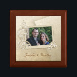 Boîte À Souvenirs Boîte de souvenir de photo de mariage<br><div class="desc">Boîte en bois élégante, avec le couvercle graphique de tuile. Beaux graphiques d'une damassé colorée bronzage, avec un secteur rectangulaire de photo, décoré des remous. Le texte fait sur commande, au fond, est prêt à personnaliser pour lire quelque chose que vous voulez. Ajoutez votre propre photographie de mariage et le...</div>