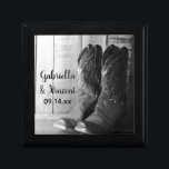 Boîte À Souvenirs Boots rustiques Cowboy Pays Mariage occidental<br><div class="desc">Customisez la boîte à cadeaux Rustic Cowboy Boots Country Western Mariage avec le nom personnel de la date de la mariée, du marié et de la cérémonie de mariage. Créez un cadeau personnalisé de gardien pour les jeunes mariés ou un cadeau de remerciement pour vos accompagnateurs mariages, demoiselles d'honneur et...</div>
