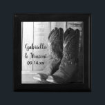 Boîte À Souvenirs Boots rustiques Cowboy Pays Mariage occidental<br><div class="desc">Customisez la boîte à cadeaux Rustic Cowboy Boots Country Western Mariage avec le nom personnel de la date de la mariée, du marié et de la cérémonie de mariage. Créez un cadeau personnalisé de gardien pour les jeunes mariés ou un cadeau de remerciement pour vos accompagnateurs mariages, demoiselles d'honneur et...</div>