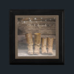 Boîte À Souvenirs Botte de cowboy de l'Ouest Monogramme de grange ru<br><div class="desc">Cette boîte cadeau rustique et amusante comprend deux bottes de cowboy et un mur de cabine en rondins avec des lampes à cordes. Pour les amateurs d'occident ou de cheval. Personnalisez-le avec un seul nom, ou ajoutez les noms d'un couple. Créé par Simply Farmhouse Press ; photo de Melanie Mauer...</div>