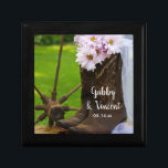 Boîte À Souvenirs Botte de cowboy Rustique rose Mariage occidental<br><div class="desc">La boîte à cadeaux Rustic Pink Daisies et Cowboy Boots Mariage campagnard fait un cadeau personnalisé et réfléchi pour que la mariée soit ou soit ses demoiselles d'honneur et ses gardiennes de mariage. Cette boîte-cadeau décontractée mais élégante de mariages occidentaux présente une photographie florale pittoresque de bottes de cowboy en...</div>