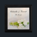 Boîte À Souvenirs Bouquet blanc Tulip Mariage de printemps<br><div class="desc">Customisez l'élégante boîte cadeau de mariage de printemps de Tulip blanche avec les noms personnels de la mariée et du marié et la date de la cérémonie de mariage de mars, avril ou mai printemps. Cette boîte à nuptiale botanique classique présente une photo florale d'un bouquet de fleurs de tulipes...</div>