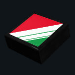 Boîte À Souvenirs Bright Christmas Red Green White Diagonal Stripes<br><div class="desc">Ce design moderne et élégant dispose de trois bandes parallèles blanches,  diagonales contre des arrière - plans colorés rouge et vert.</div>
