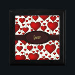 Boîte À Souvenirs Bright Red Hearts Motif avec plaque signalétique b<br><div class="desc">Un motif de coeur romantique rouge vif,  certains grands petits sur un arrière - plan jaune. De subtiles lignes noires entre les coeurs lui donnent une texture intéressante. Personnalisez / personnaliser avec un nom ou des initiales écrites dans une plaque d'identification ovale bordeaux foncé fantaisie au centre du design..</div>