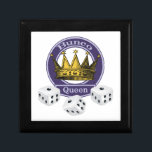 Boîte À Souvenirs Cadeau adapté pour une reine de Bunco<br><div class="desc">Maintenez vos gains de Bunco dans cette boîte-cadeau inspirée par Bunco d'amusement.  Caractéristiques de conception une couronne royale d'or adaptée pour toute reine de Bunco. Comporte également une forme pourpre de style de logo avec trois matrices de Bunco de blanc.</div>