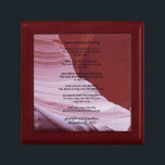 Boîte À Souvenirs Cadeau/boîte à bijoux, Apache épousant le canyon<br><div class="desc">Cette belle bénédiction de mariage d'Apaches, qui commence par "maintenant vous ne sentira aucune pluie…", est transformée en petits cadeau/boîte à bijoux, avec l'arrière - plan comme photographie originale rentrée un canyon de fente sur la réservation. Le tourbillonnement grès rose et pourpre est un arrière - plan coloré et convenable...</div>